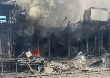 Los bomberos trabajan para controlar el fuego/Captura de video