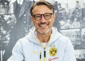 Niko Kovac firmando su contrato con el Borussia Dortmund. (FOTO: Borussia Dortmund)