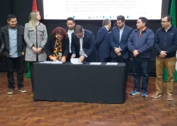 La firma del acuerdo entre la CAO y los legisladores. Foto: CAO.