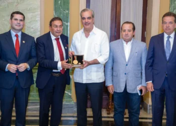 De izquierda a derecha, Jean Pierre Antelo (Cainco), Rolando Kempff (FEPLP), Luis Abinader (presidente de República Dominicana), José Ignacio Paliza (ministro) y Víctor -Ito- Bisonó (ministro). Foto: Gustavo Jauregui.