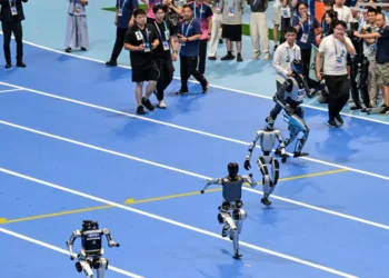 Robots humanoides en una pista de atletismo. (FOTO: AFP)