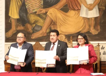 El convenio que firmaron YLB y la USFX. Foto: YLB.