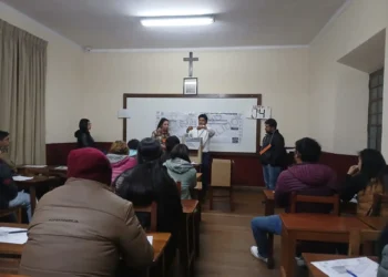 Proceso de capacitación en un recinto electoral.
