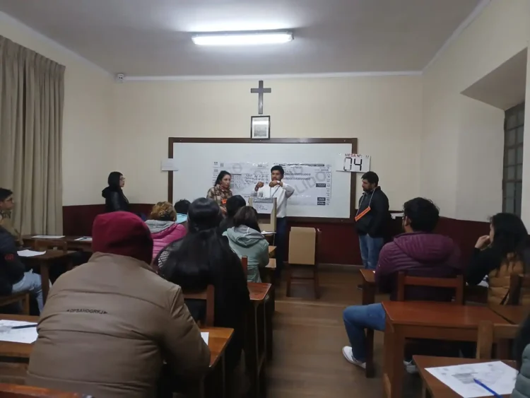Proceso de capacitación en un recinto electoral.