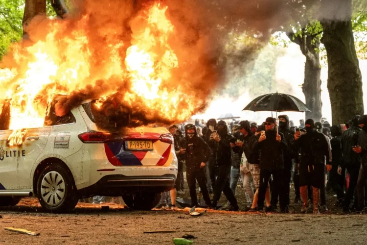 Un vehículo policial fue incendiado/AFP