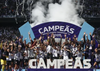 El plantel de Corinthians con el trofeo de campeonas del fútbol femenino de Brasil. (FOTO: AFP)