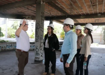 El fiscal general Roger Mariaca llega hasta la Fiscalía Departamental de Santa Cruz.