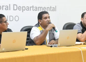 El presidente del TED Pando, Levi Salez, participa de un evento institucional.