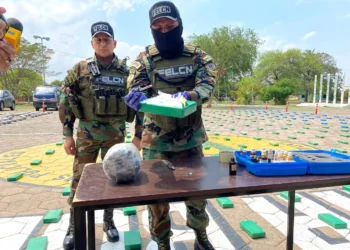 Un agente de la FELCN realiza el procedimiento para detectar si es cocaína. (Foto: FELCN)