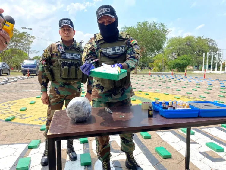 Un agente de la FELCN realiza el procedimiento para detectar si es cocaína. (Foto: FELCN)
