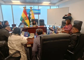 Comisión de Constitución de Diputados sesiona para aprobar norma para elección de vocales del TSE.