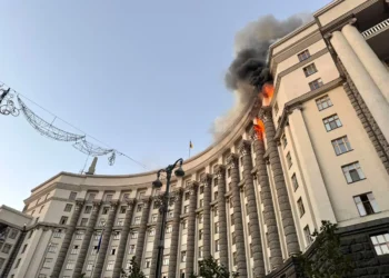 El edificio sede del gobierno ucraniano fue alcanzado durante el ataque/RRSSZelenski
