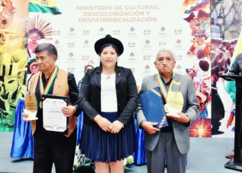 La ministra de Culturas, Esperanza Guevara, junto a los maestros Eusebio Víctor Choque y Alfredo Coca Antezana. FOTO: Ministerio de Culturas