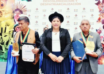 La ministra de culturas con los galardonados/Min. de Culturas
