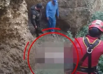 Bomberos y la Policía rescatan el cuerpo sin vida de una mujer en un barranco de Alto Chijini. FOTO: RRSS
