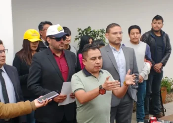 El diputado Alberto Astorga junto a exmilitantes de alianza Unidad.