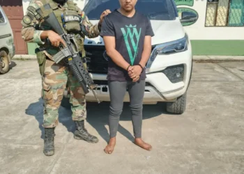 Uno de los detenidos tras el operativo policial en Villa Tunari.