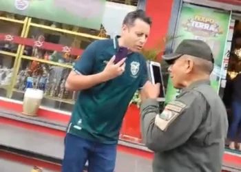 El candidato a vicepresidente Edman Lara, en el altercado con un policía.