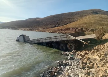 La cabina del tractocamión quedó sumergida en el agua/RadioOmega