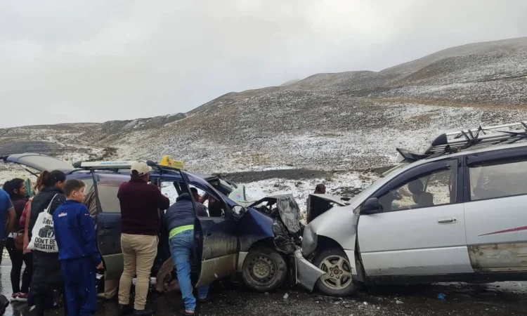 Un accidente de tránsito ocurrió la tarde de este domingo en la Cumbre, camino a los Yungas de La Paz. FOTO: RRSS