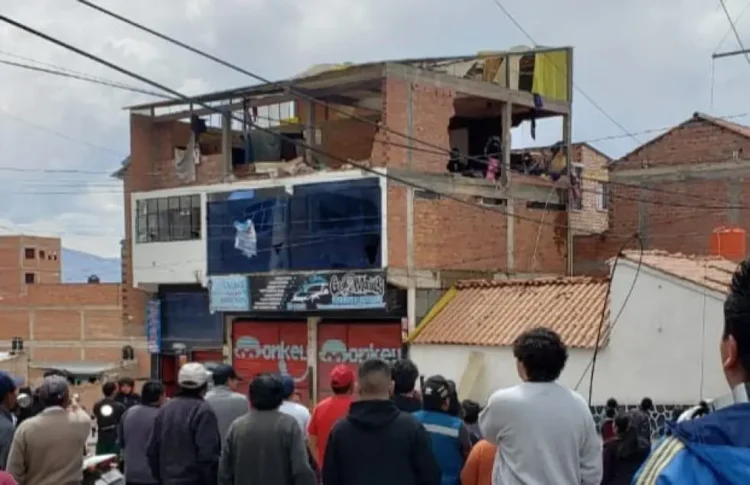 La explosión de un calefón causó destrozos en un sauna en un barrio de la ciudad de Potosí. FOTO: RRSS