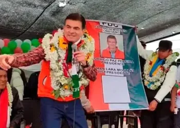El candidato Rodrigo Paz en un acto de campaña en Viacha.