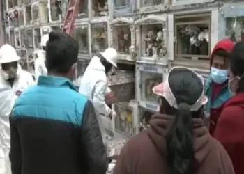 Familiares de un fallecidos busca sus restos. FOTO: Captura red Uno
