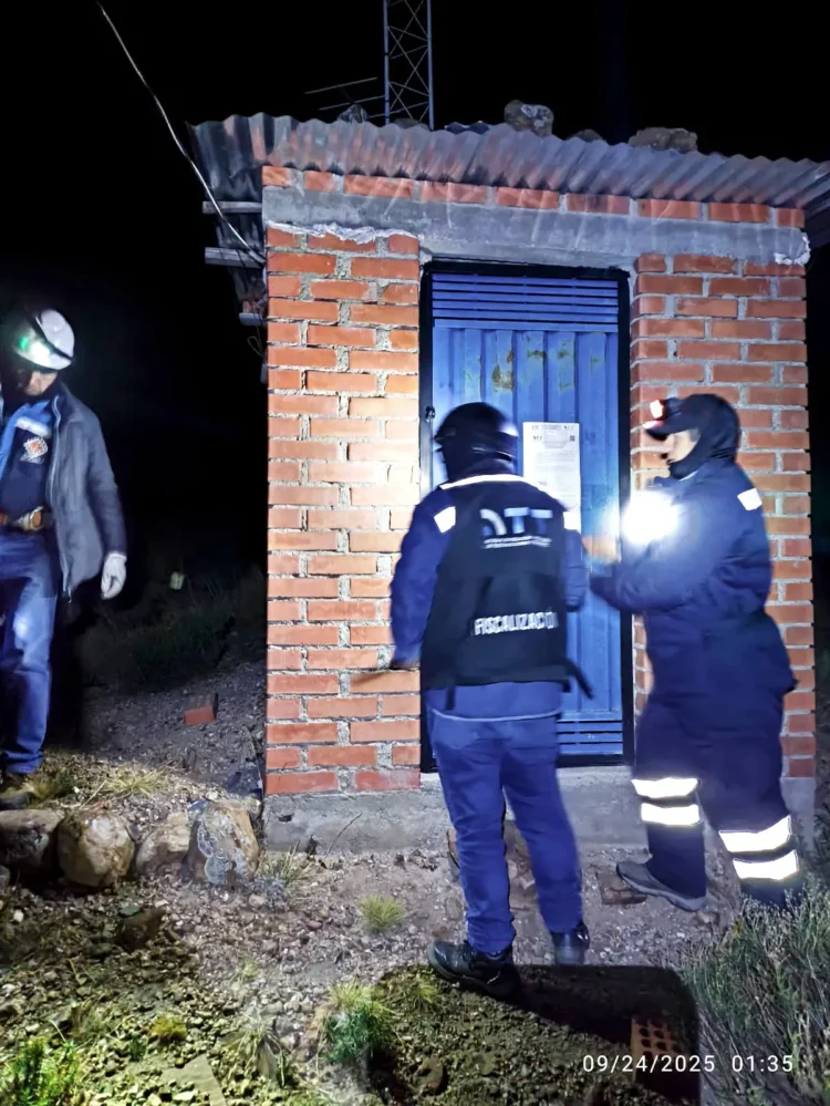 Personal de la ATT incautó siete emisoras que operaban de forma ilegal en La Paz y El Alto. FOTO: ATT