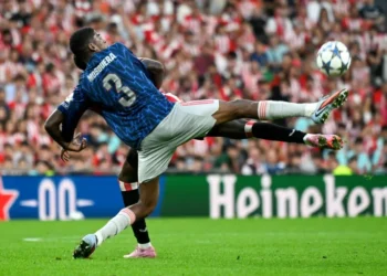 Cristhian Mosquera, del Arsenal, disputa el balón con el ghanés Iñaki Williams. (FOTO: AFP)