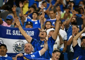 Los aficionados de El Salvador animan durante el partido frente a Surinam. (FOTO: AFP)