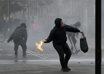 Algunos manifestantes lanzaron bombas molotov a los carabineroa/AFP
