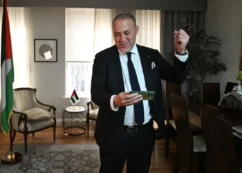 Husam Zomlot representante del Estado de Palestina en Londres celebra el reconocimiento/AFP