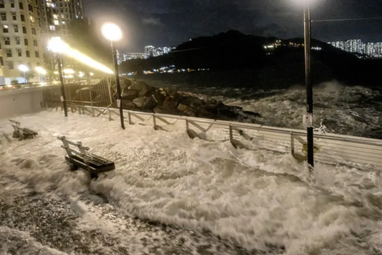 Varias zonas quedaron inundadas por olas gigantes/AFP