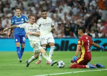 El delantero del Real Madrid, Franco Mastantuono, ante la oposición del arquero de Marsella Gero Rulli. (FOTO: AFP)
