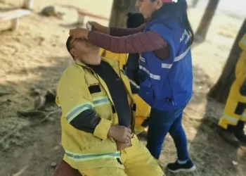 Bomberos también son atendidos por las brigadas. Foto: Ministerio de Salud.