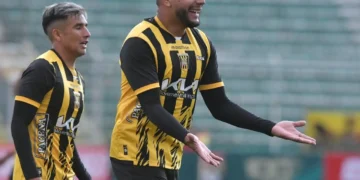 El argentino Andrés Chávez celebra uno de sus goles (APG)