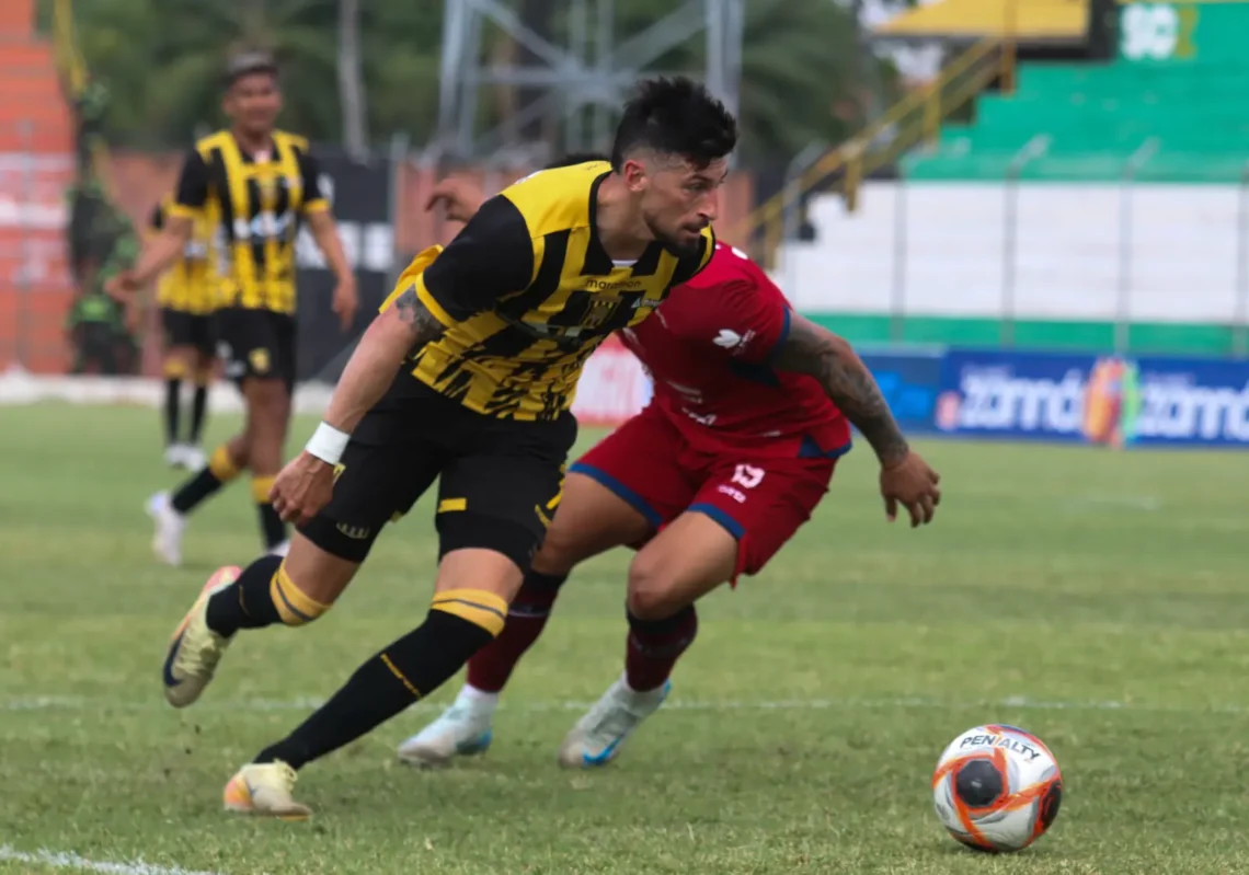 El atigrado Joel Amoroso supera a un rival este domingo en Montero (APG).