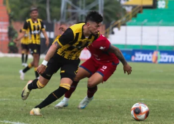 El atigrado Joel Amoroso supera a un rival este domingo en Montero (APG).