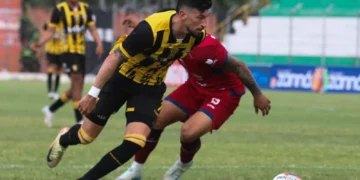 El atigrado Joel Amoroso supera a un rival este domingo en Montero (APG).