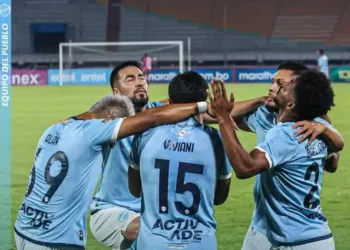Los jugadores de Aurora celebran uno de los dos goles de Sebastián Viviani ante el Tigre (Aurora).