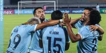 Los jugadores de Aurora celebran uno de los dos goles de Sebastián Viviani ante el Tigre (Aurora).