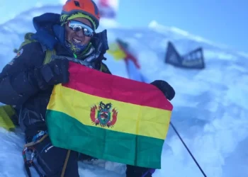 El montañista paceño Hugo Ayaviri a 8.163 metros de altura plantó la tricolor boliviana (Hugo Ayaviri).
