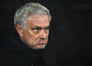 José Mourinho gesticula antes de un partido de la Europa League entre el Servette y el AS Roma. (FOTO: AFP)