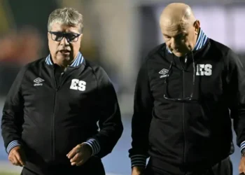 El entrenador de El Salvador, Hernán Darío Gómez y su asistente, Edgar Carvajal, durante el partido de fútbol entre Guatemala y El Salvador. (FOTO: AFP)