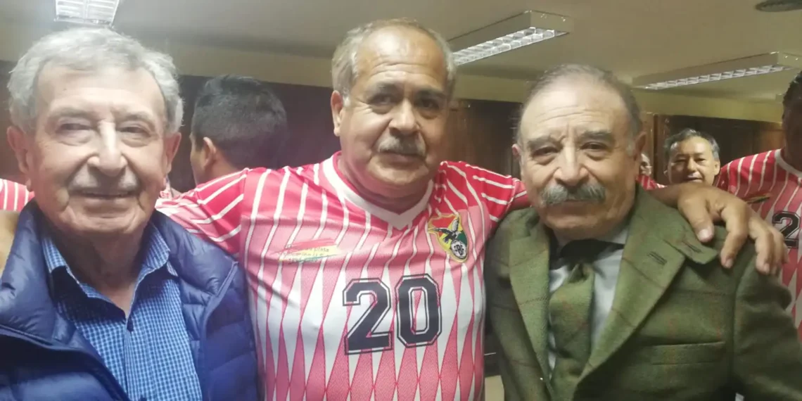 El exdirigente Percy Luza (+) (izq.), Erwin Romero y Guido Loayza en un partido homenaje a la Verde de 1993 en La Paz (Álvaro Loayza)