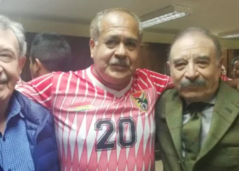 El exdirigente Percy Luza (+) (izq.), Erwin Romero y Guido Loayza en un partido homenaje a la Verde de 1993 en La Paz (Álvaro Loayza)