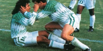 Etcheverry y Baldivieso se felicitan tras el triunfo a Berasil.