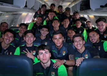 Parte de la Selección Boliviana en el chárter que los trasladó hasta Barranquilla (FBF).