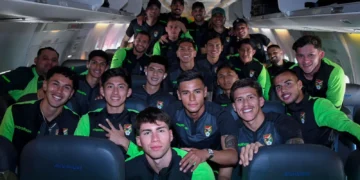 Parte de la Selección Boliviana en el chárter que los trasladó hasta Barranquilla (FBF).