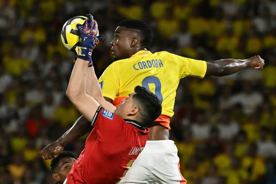 Lampe atrapa el balón ante la potencia del colombiano Córdoba (AFP).
